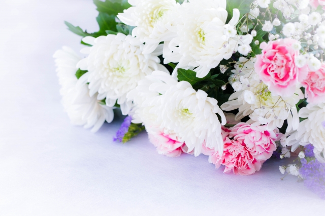 白とピンクの花の供花　お葬式・法要イメージ