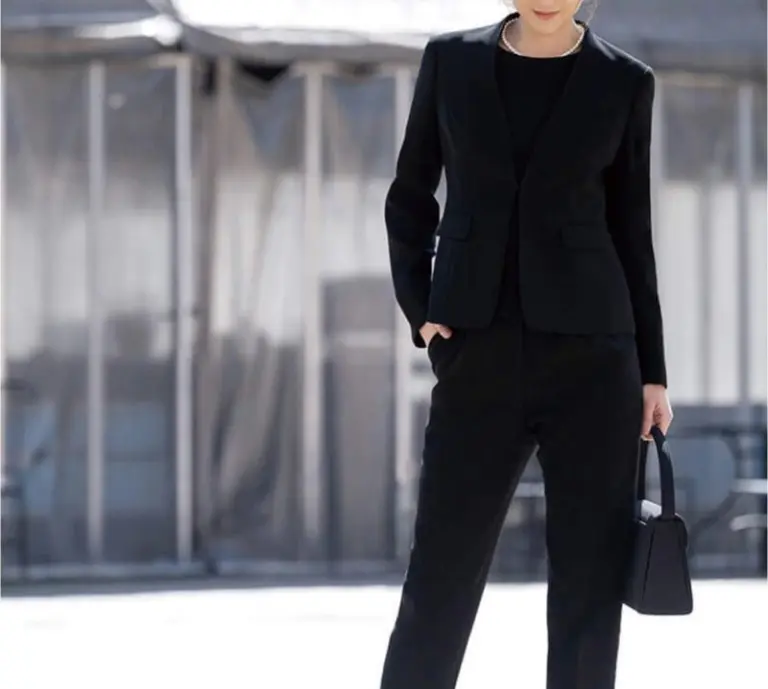 ブラックフォーマルのパンツスーツを着た女性の喪服コーディネート