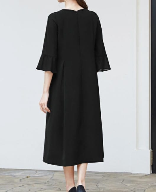 ブラックフォーマルの喪服ワンピースの後ろ姿（シンプルな黒ワンピース）