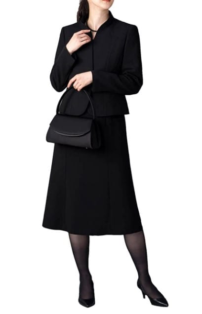 女性の喪服の基本スタイル　ブラックフォーマルのワンピースとジャケット