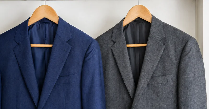 七五三の父親の服装にも使えるネイビーとチャコールグレーのスーツ2着